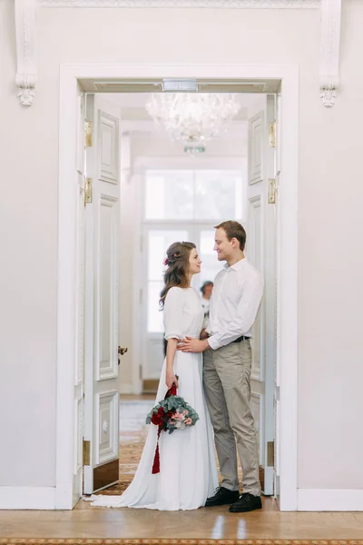 Paar Heldere Interieur Studio Ceremonie Van Het Huwelijk Bij Burgerlijke — Stockfoto