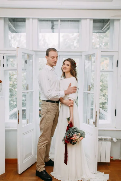 Een Paar Van European Style Beeldende Kunst Wedding Fotoshoot Het — Stockfoto