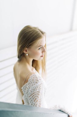  Düğün güzel sanatlar tarzında. Merdiven ile beyaz iç Studio'da güzel gelin.