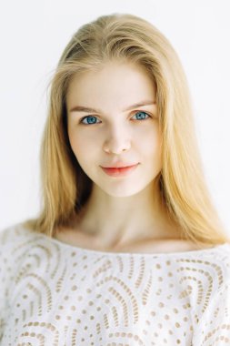 Minimalist bir iç içinde güzel bir gelin portresi. Avrupa tarzı güzel sanatlar düğün.