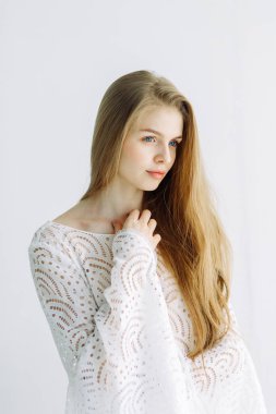 Minimalist bir iç içinde güzel bir gelin portresi. Avrupa tarzı güzel sanatlar düğün.