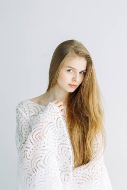 Minimalist bir iç içinde güzel bir gelin portresi. Avrupa tarzı güzel sanatlar düğün.