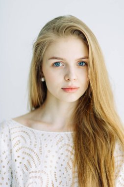 Minimalist bir iç içinde güzel bir gelin portresi. Avrupa tarzı güzel sanatlar düğün.