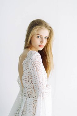 Minimalist bir iç içinde güzel bir gelin portresi. Avrupa tarzı güzel sanatlar düğün.