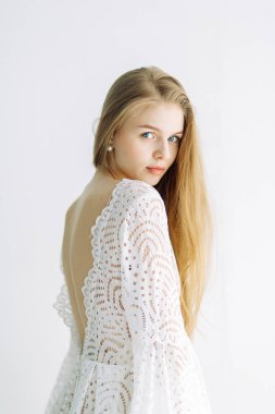 Minimalist bir iç içinde güzel bir gelin portresi. Avrupa tarzı güzel sanatlar düğün.