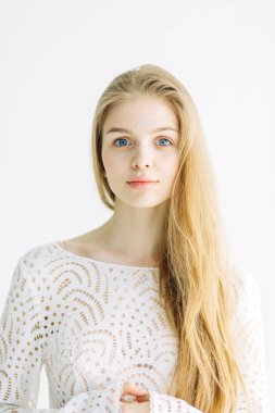 Minimalist bir iç içinde güzel bir gelin portresi. Avrupa tarzı güzel sanatlar düğün.