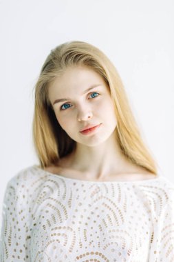 Minimalist bir iç içinde güzel bir gelin portresi. Avrupa tarzı güzel sanatlar düğün.