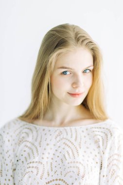 Minimalist bir iç içinde güzel bir gelin portresi. Avrupa tarzı güzel sanatlar düğün.