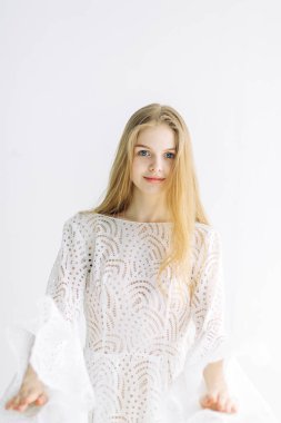 Minimalist bir iç içinde güzel bir gelin portresi. Avrupa tarzı güzel sanatlar düğün.