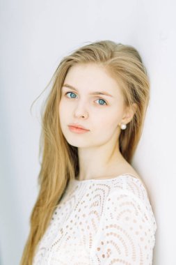 Minimalist bir iç içinde güzel bir gelin portresi. Avrupa tarzı güzel sanatlar düğün.