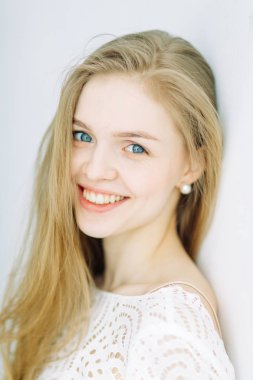 Minimalist bir iç içinde güzel bir gelin portresi. Avrupa tarzı güzel sanatlar düğün.