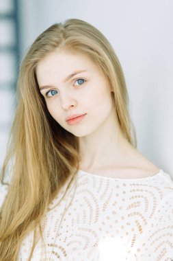 Minimalist bir iç içinde güzel bir gelin portresi. Avrupa tarzı güzel sanatlar düğün.