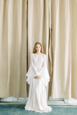 Güzel gelin beyaz minimalist zemin üzerinde. Güzel Sanatlar düğün hazırlıkları.