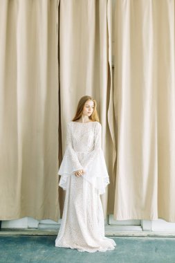 Güzel gelin beyaz minimalist zemin üzerinde. Güzel Sanatlar düğün hazırlıkları.