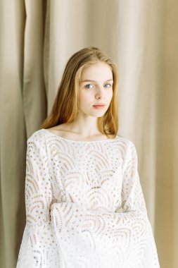 Güzel gelin beyaz minimalist zemin üzerinde. Güzel Sanatlar düğün hazırlıkları.