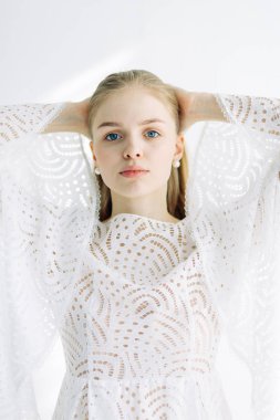 Güzel gelin beyaz minimalist zemin üzerinde. Güzel Sanatlar düğün hazırlıkları.