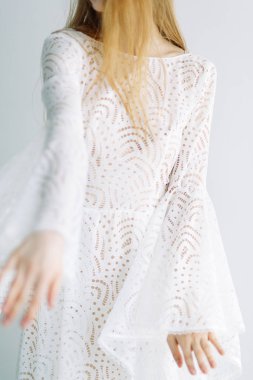 Güzel gelin beyaz minimalist zemin üzerinde. Güzel Sanatlar düğün hazırlıkları.