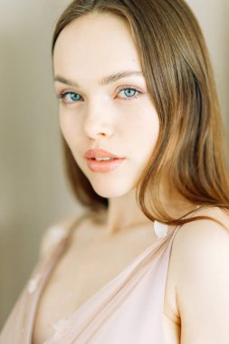 Gelin iç Studio ve minimalizm. Klasik bir Avrupa tarzı düğün. 