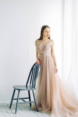 Gelin iç Studio ve minimalizm. Klasik bir Avrupa tarzı düğün. 