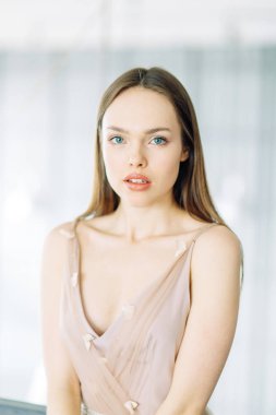 Çatı katı iç modern şık gelin. Minimalist Avrupa tarzında düğün.