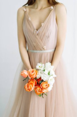 Düğün dekor ve minimalizm. Beyaz bir arka plan üzerinde parlak bir modern buket. 