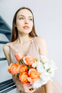 Düğün dekor ve minimalizm. Beyaz bir arka plan üzerinde parlak bir modern buket. 