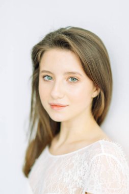 Çok güzel bir gelin iç Studio portresi. Avrupa tarzı güzel sanatlar düğün.