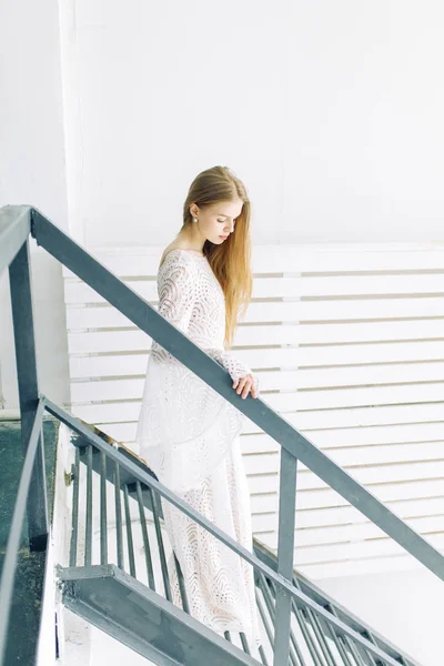 Düğün Güzel Sanatlar Tarzında Merdiven Ile Beyaz Studio Güzel Gelin — Stok fotoğraf