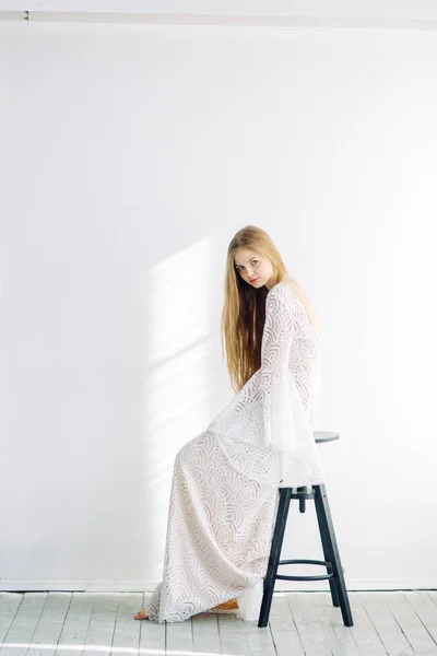 Mooie Bruid Zittend Een Stoel Witte Studio Minimalistische Bruiloft Europese — Stockfoto