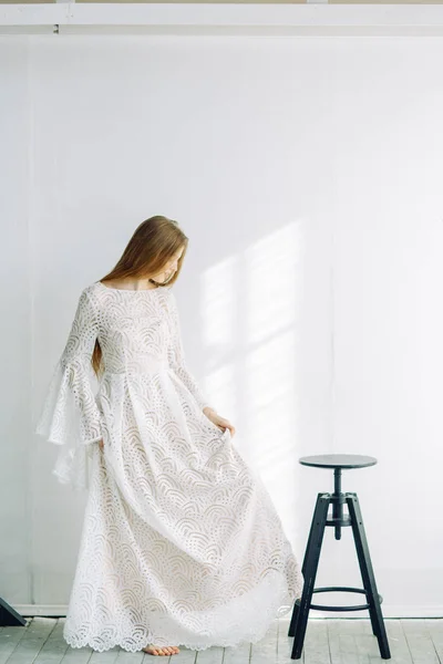 Mooie Bruid Zittend Een Stoel Witte Studio Minimalistische Bruiloft Europese — Stockfoto