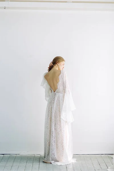 Krásná Nevěsta Bílém Pozadí Minimalistický Svatebních Příprav Výtvarném Umění — Stock fotografie