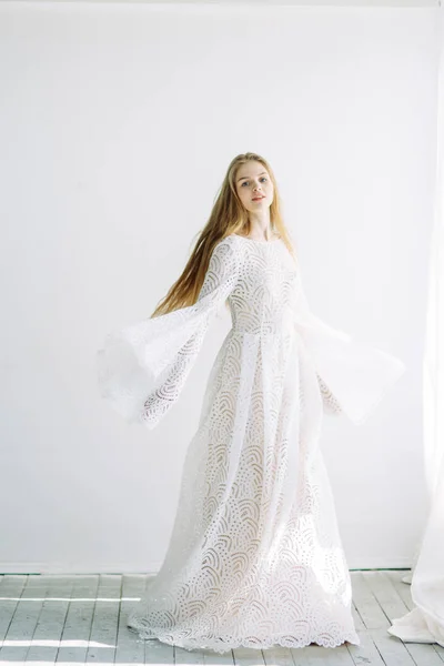 Schöne Braut Auf Einem Weißen Minimalistischen Hintergrund Hochzeitsvorbereitungen Der Bildenden — Stockfoto