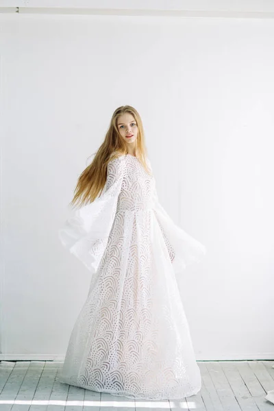 Schöne Braut Auf Einem Weißen Minimalistischen Hintergrund Hochzeitsvorbereitungen Der Bildenden — Stockfoto