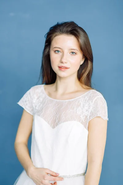 Retrato Una Hermosa Novia Sobre Fondo Azul Brillante Rojo Vestido —  Fotos de Stock