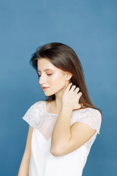 Retrato Uma Bela Noiva Fundo Azul Vermelho Brilhante Vestido Minimalista — Fotografia de Stock