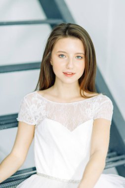 Çok güzel bir gelin iç Studio portresi. Avrupa tarzı güzel sanatlar düğün.