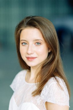 Parlak mavi ve kırmızı zemin üzerine güzel bir gelin portresi. Minimalist beyaz elbise.