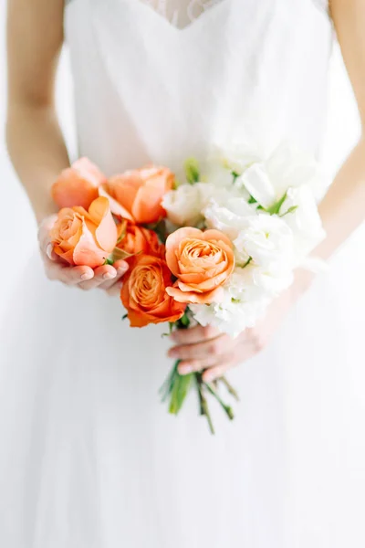 明亮的现代花束在白色的背景 婚礼装饰和简约主义 — 图库照片