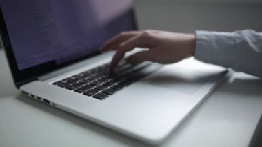 Dizüstü bilgisayarda metin yazdırma, bir hipster elleri. Ofiste çalışma, sosyal ağ.