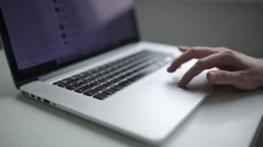 Dizüstü bilgisayarda metin yazdırma, bir hipster elleri. Ofiste çalışma, sosyal ağ.