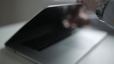 Açılış ve iş için laptop kapanış. İşten önce ofis durumu.