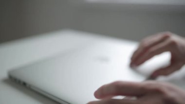 Açılış ve iş için laptop kapanış. İşten önce ofis durumu.