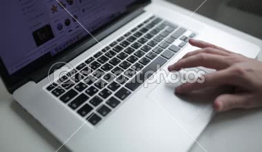 Dizüstü bilgisayarda metin yazdırma, bir hipster elleri. Ofiste çalışma, sosyal ağ.