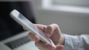 Telefon ekranında kaydırma ve dokunarak. İş ve sosyal ağlarda mola.