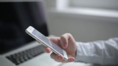 Telefon ekranında kaydırma ve dokunarak. İş ve sosyal ağlarda mola.