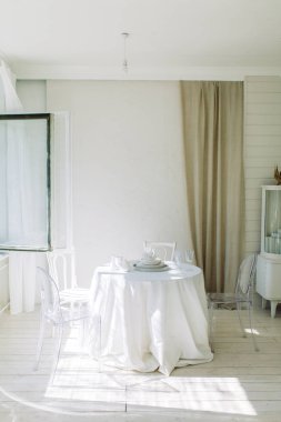 İç dekor minimalizm. Kuru çiçekler ile parlak modern iç. 