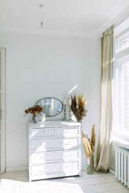 İç dekor minimalizm. Kuru çiçekler ile parlak modern iç. 