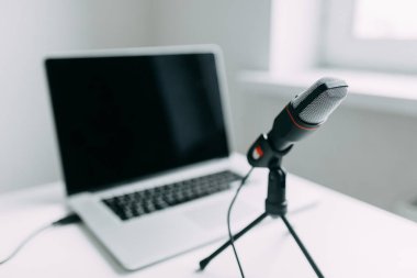 Çerçeve içinde makro ve çalışan odak. Stimerler ve yayınları kaydetmek için mikrofon. 