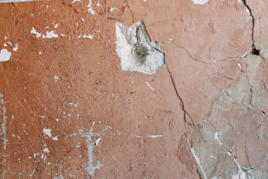 Eski evin dokulu duvarı. Boya ile eski kırık beton dokusu. 