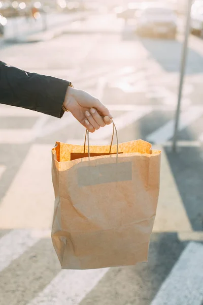 Солнечный Свет Продовольственный Пакет Бумажный Пакет Покупками Руке Девушки — стоковое фото